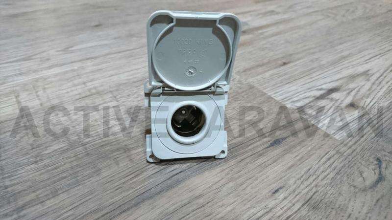 Enchufe tipo encendedor 12v color gris claro con tapa