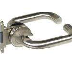 Manilla puerta plata mate con cierre embutir