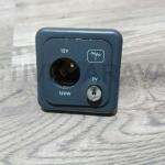 Enchufe 2 en 1. toma 12v y antena color gris oscuro + marco