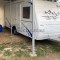 Caravana blanca con detalles azules